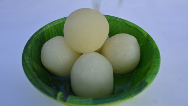 インドのスイーツRasgulla この甘いは インドの西ベンガルに由来しています 料理の他の名前としては ラスガッラ ロッソーガローラ ロッソーガローラ ラスガローラなどがある インド全土で最も人気のある甘い — ストック動画
