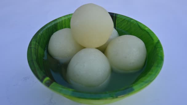 インドのスイーツRasgulla この甘いは インドの西ベンガルに由来しています 料理の他の名前としては ラスガッラ ロッソーガローラ ロッソーガローラ ラスガローラなどがある インド全土で最も人気のある甘い — ストック動画