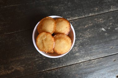 Geleneksel Hindistan atıştırmalıkları ve tatlıları. Pirinç unu ve tırmığı karıştırıp yağda kızartarak yapılır. Kızılderili kutsal adakları. Festivallerde yapılır. Hint yemeği.. 