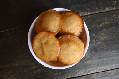 Geleneksel Hindistan atıştırmalıkları ve tatlıları. Pirinç unu ve tırmığı karıştırıp yağda kızartarak yapılır. Kızılderili kutsal adakları. Festivallerde yapılır. Hint yemeği.. 