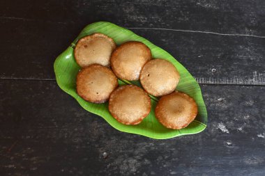 Geleneksel Hindistan atıştırmalıkları ve tatlıları. Pirinç unu ve tırmığı karıştırıp yağda kızartarak yapılır. Kızılderili kutsal adakları. Festivallerde yapılır. Hint yemeği.. 