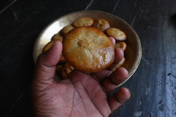 Geleneksel Hindistan Atıştırmalıkları Tatlıları Pirinç Unu Tırmığı Karıştırıp Yağda Kızartarak — Stok fotoğraf