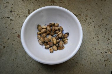 Azadirachta yerli tohumları. Başka isimler de var, Neem, Hint leylağı. Meyveleri, yağ kaynağıdır. Tohumlarından ve meyvelerinden birçok tahrik edici ilaç yapılır.. 