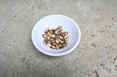 Azadirachta yerli tohumları. Başka isimler de var, Neem, Hint leylağı. Meyveleri, yağ kaynağıdır. Tohumlarından ve meyvelerinden birçok tahrik edici ilaç yapılır.. 