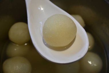 Indian Sweets Rasgulla. Bu tatlı Batı Bengal, Hindistan 'dan geliyor. Diğer isimler arasında Rasagulla, Rossogolla, Roshogolla, Rasagola, Rasagolla sayılabilir. Hindistan 'ın en popüler tatlısı..