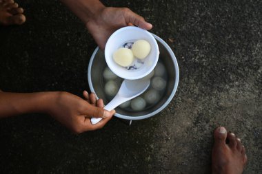 Indian Sweets Rasgulla. Bu tatlı Batı Bengal, Hindistan 'dan geliyor. Diğer isimler arasında Rasagulla, Rossogolla, Roshogolla, Rasagola, Rasagolla sayılabilir. Hindistan 'ın en popüler tatlısı..