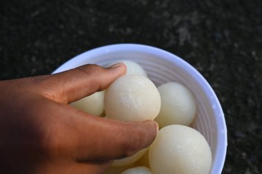 Indian Sweets Rasgulla. Bu tatlı Batı Bengal, Hindistan 'dan geliyor. Diğer isimler arasında Rasagulla, Rossogolla, Roshogolla, Rasagola, Rasagolla sayılabilir. Hindistan 'ın en popüler tatlısı..