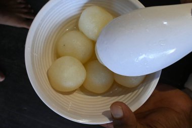 Indian Sweets Rasgulla. Bu tatlı Batı Bengal, Hindistan 'dan geliyor. Diğer isimler arasında Rasagulla, Rossogolla, Roshogolla, Rasagola, Rasagolla sayılabilir. Hindistan 'ın en popüler tatlısı..