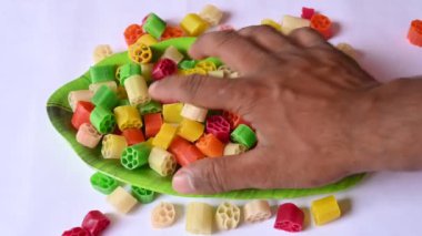 Çiğ fryums atıştırmalığı. Diğer adı Far. Kızarmış ve ya atıştırmalık olarak yeniyorlar ya da bir yemeğe eşlik etmek için apadummuş gibi servis ediliyorlar. Hindistancevizi ağırlıklı olarak patates nişastasından oluşur..