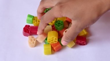 Çiğ fryums atıştırmalığı. Diğer adı Far. Kızarmış ve ya atıştırmalık olarak yeniyorlar ya da bir yemeğe eşlik etmek için apadummuş gibi servis ediliyorlar. Hindistancevizi ağırlıklı olarak patates nişastasından oluşur..