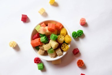 Çiğ fryums atıştırmalığı. Diğer adı Far. Kızarmış ve ya atıştırmalık olarak yeniyorlar ya da bir yemeğe eşlik etmek için apadummuş gibi servis ediliyorlar. Hindistancevizi ağırlıklı olarak patates nişastasından oluşur..