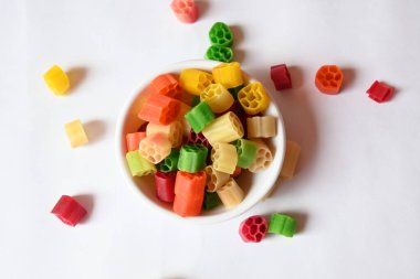 Çiğ fryums atıştırmalığı. Diğer adı Far. Kızarmış ve ya atıştırmalık olarak yeniyorlar ya da bir yemeğe eşlik etmek için apadummuş gibi servis ediliyorlar. Hindistancevizi ağırlıklı olarak patates nişastasından oluşur..