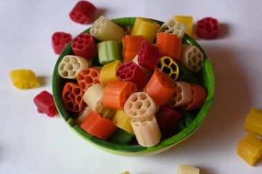 Çiğ fryums atıştırmalığı. Diğer adı Far. Kızarmış ve ya atıştırmalık olarak yeniyorlar ya da bir yemeğe eşlik etmek için apadummuş gibi servis ediliyorlar. Hindistancevizi ağırlıklı olarak patates nişastasından oluşur..