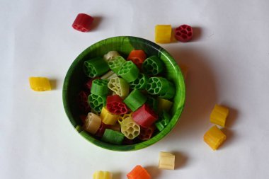 Çiğ fryums atıştırmalığı. Diğer adı Far. Kızarmış ve ya atıştırmalık olarak yeniyorlar ya da bir yemeğe eşlik etmek için apadummuş gibi servis ediliyorlar. Hindistancevizi ağırlıklı olarak patates nişastasından oluşur..