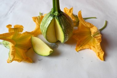 Balkabağı sebzesi. Tüm dünyada en popüler sebzedir. Diğer adları argyrosperma, Cucurbita pepo ve Cucurbita maxima. Balkabağı çiçeği.. 