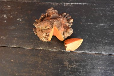 Fil ayağı yer elması. Daha çok Güney Asya, Afrika 'da yetişen tropik bir yumru mahsulü. Diğer adı Amorphophallus peeoniifolius ve whitespot dev arum. Hindistan 'da yetişmiş fil ayağı yer elması..