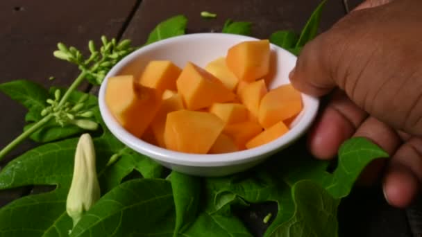 Papaya Madura Rodajas Tazón Papaya Amarilla Fresca Alimento Completo Para — Vídeo de stock
