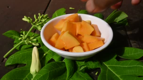 Papaya Madura Rodajas Tazón Papaya Amarilla Fresca Alimento Completo Para — Vídeo de stock