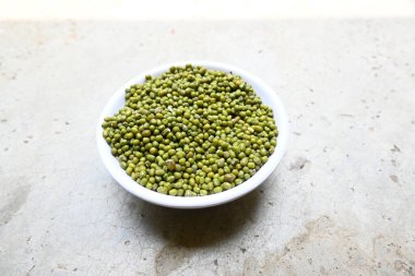 Mung fasulyesi. Diğer isimleri Vigna radiata, yeşil gram, maash, mung, monggo, kacang hijau ve munggo. Bu bitki türleri, bu familyayı oluşturur. Hem lezzetli hem de tatlı yemeklerde malzeme olarak kullanılır..