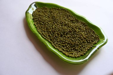 Mung fasulyesi. Diğer isimleri Vigna radiata, yeşil gram, maash, mung, monggo, kacang hijau ve munggo. Bu bitki türleri, bu familyayı oluşturur. Hem lezzetli hem de tatlı yemeklerde malzeme olarak kullanılır..