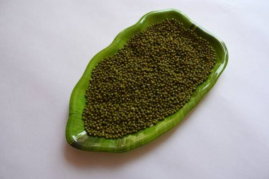 Mung fasulyesi. Diğer isimleri Vigna radiata, yeşil gram, maash, mung, monggo, kacang hijau ve munggo. Bu bitki türleri, bu familyayı oluşturur. Hem lezzetli hem de tatlı yemeklerde malzeme olarak kullanılır..