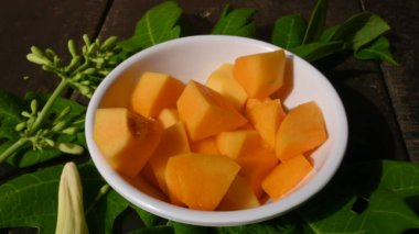 Olgun papaya kasede dilimlenmiş. Taze sarı papaya. İnsanlar için tam bir yiyecek. İçinde birçok vitamin bulunur. Neredeyse dünyanın her yerinde bulunur..