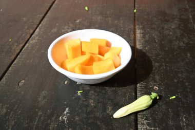 Olgun papaya kasede dilimlenmiş. Taze sarı papaya. İnsanlar için tam bir yiyecek. İçinde birçok vitamin bulunur. Neredeyse dünyanın her yerinde bulunur..