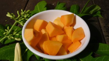 Olgun papaya kasede dilimlenmiş. Taze sarı papaya. İnsanlar için tam bir yiyecek. İçinde birçok vitamin bulunur. Neredeyse dünyanın her yerinde bulunur..