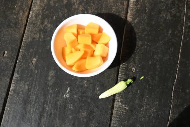 Olgun papaya kasede dilimlenmiş. Taze sarı papaya. İnsanlar için tam bir yiyecek. İçinde birçok vitamin bulunur. Neredeyse dünyanın her yerinde bulunur..