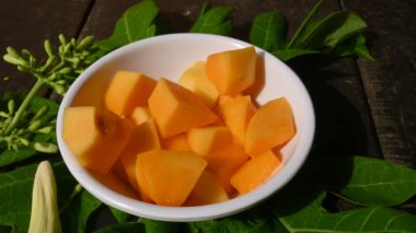 Olgun papaya kasede dilimlenmiş. Taze sarı papaya. İnsanlar için tam bir yiyecek. İçinde birçok vitamin bulunur. Neredeyse dünyanın her yerinde bulunur..