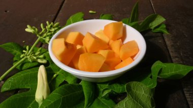Olgun papaya kasede dilimlenmiş. Taze sarı papaya. İnsanlar için tam bir yiyecek. İçinde birçok vitamin bulunur. Neredeyse dünyanın her yerinde bulunur..