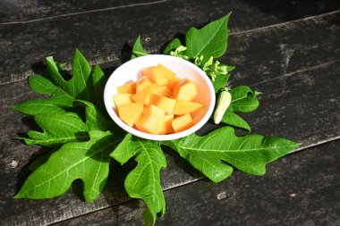 Olgun papaya kasede dilimlenmiş. Taze sarı papaya. İnsanlar için tam bir yiyecek. İçinde birçok vitamin bulunur. Neredeyse dünyanın her yerinde bulunur..