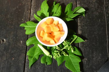 Olgun papaya kasede dilimlenmiş. Taze sarı papaya. İnsanlar için tam bir yiyecek. İçinde birçok vitamin bulunur. Neredeyse dünyanın her yerinde bulunur..