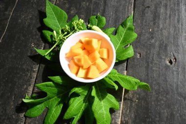 Olgun papaya kasede dilimlenmiş. Taze sarı papaya. İnsanlar için tam bir yiyecek. İçinde birçok vitamin bulunur. Neredeyse dünyanın her yerinde bulunur..