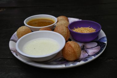 Lezzetli Panipuri. Diğer isimleri Golgappa ve Puchka. Meşhur bir Güney Hindistan atıştırmalığı. Hindistan 'ın geleneksel atıştırmalıkları. Pani puri.