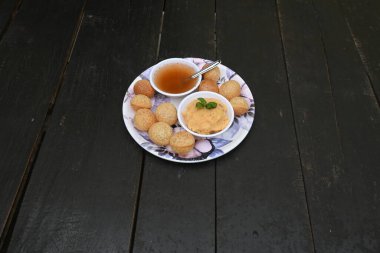 Lezzetli Panipuri. Diğer isimleri Golgappa ve Puchka. Meşhur bir Güney Hindistan atıştırmalığı. Hindistan 'ın geleneksel atıştırmalıkları. Pani puri.