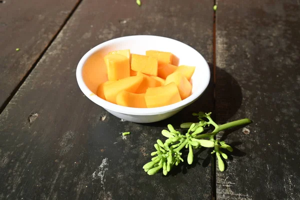 Olgun papaya kasede dilimlenmiş. Taze sarı papaya. İnsanlar için tam bir yiyecek. İçinde birçok vitamin bulunur. Neredeyse dünyanın her yerinde bulunur..