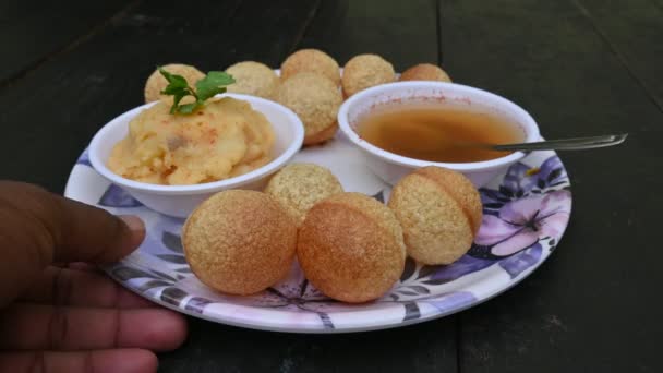 Вкусный Панипури Другие Названия Golgappa Puchka Знаменитые Южноиндийские Закуски Традиционные — стоковое видео
