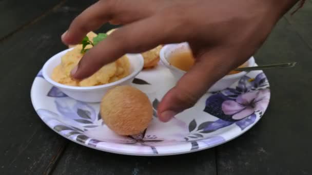 美味的Panipuri 它的其他名称Golgappa和Puchka 这是一个著名的南印度人小吃 印度的传统小吃 Pani Puri — 图库视频影像