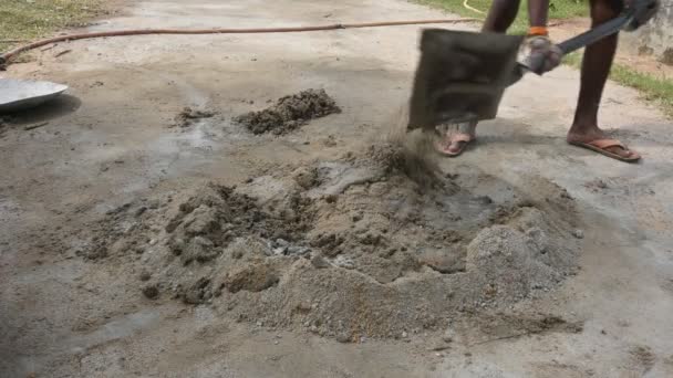 Kum Çimentoyu Karıştıran Işçi Nşaat Alanını Kullanan Malzemeler Kum Çimentoyu — Stok video