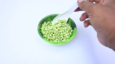 Taze yeşil güvercin bezelyesi. Diğer adı Cajanus cajan, güvercin bezelyesi, kırmızı gramortur. Bu Fabaceae ailesinden bir daimi nidyedir..