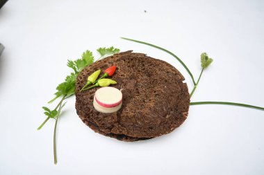 Eleusine coracana veya parmak darı chapati. Diğer isimleri Hindistan 'da Ragi ve Madua ve Nepal' de Kodo. Hint geleneksel Ragi roti veya düz ekmek. Madua roti veya düz ekmek. Beyaz arkaplanda çekilen.