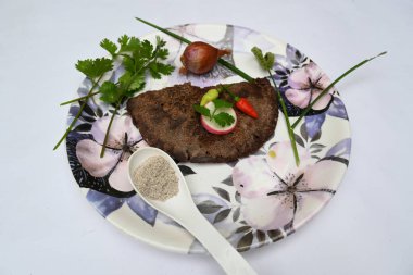 Eleusine coracana veya parmak darı chapati. Diğer isimleri Hindistan 'da Ragi ve Madua ve Nepal' de Kodo. Hint geleneksel Ragi roti veya düz ekmek. Madua roti veya düz ekmek. Beyaz arkaplanda çekilen.