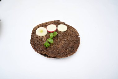 Eleusine coracana veya parmak darı chapati. Diğer isimleri Hindistan 'da Ragi ve Madua ve Nepal' de Kodo. Hint geleneksel Ragi roti veya düz ekmek. Madua roti veya düz ekmek. Beyaz arkaplanda çekilen.