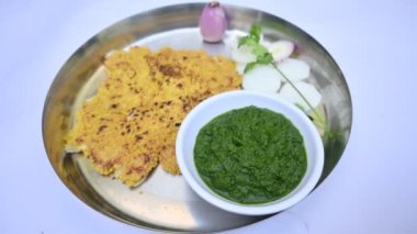 Makki Ki Roti ve Sarson Ka Sag. Mısır zeminli düz ekmek ve hardal yeşili sırasıyla köri. Popüler Punjab yemekleri. Lezzetli Hint yemekleri. Makai ki roti ve sarso ki sarkık.