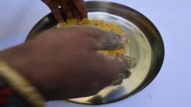 Makki Ki Roti ve Sarson Ka Sag. Mısır zeminli düz ekmek ve hardal yeşili sırasıyla köri. Popüler Punjab yemekleri. Lezzetli Hint yemekleri. Makai ki roti ve sarso ki sarkık.