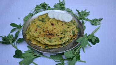 Methi paratha ya da çeçen otu ekmeği. Buğday unu ve çemen yaprağından yapılır. Sağlıklı Hint kahvaltısı, öğle yemeği ya da akşam yemeği. Popüler Hint yemekleri..