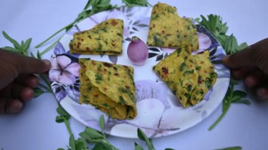 Methi paratha ya da çeçen otu ekmeği. Buğday unu ve çemen yaprağından yapılır. Sağlıklı Hint kahvaltısı, öğle yemeği ya da akşam yemeği. Popüler Hint yemekleri..