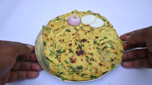 メティ パラサかフェヌグリーク フラットブレッド 小麦粉とフェヌグリークの葉から作られています 健康なインドの朝食 ランチ ディナー 人気のインド料理 — ストック動画