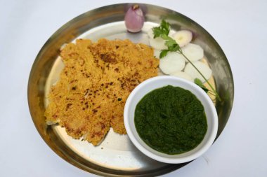 Makki Ki Roti ve Sarson Ka Sag. Mısır zeminli düz ekmek ve hardal yeşili sırasıyla köri. Popüler Punjab yemekleri. Lezzetli Hint yemekleri. Makai ki roti ve sarso ki sarkık.